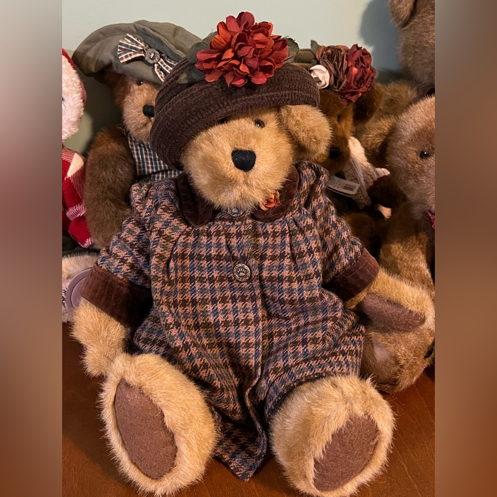 Boyd’s Bears.  Best dressed collection.  Amanda K. Huntington.  16 inch.